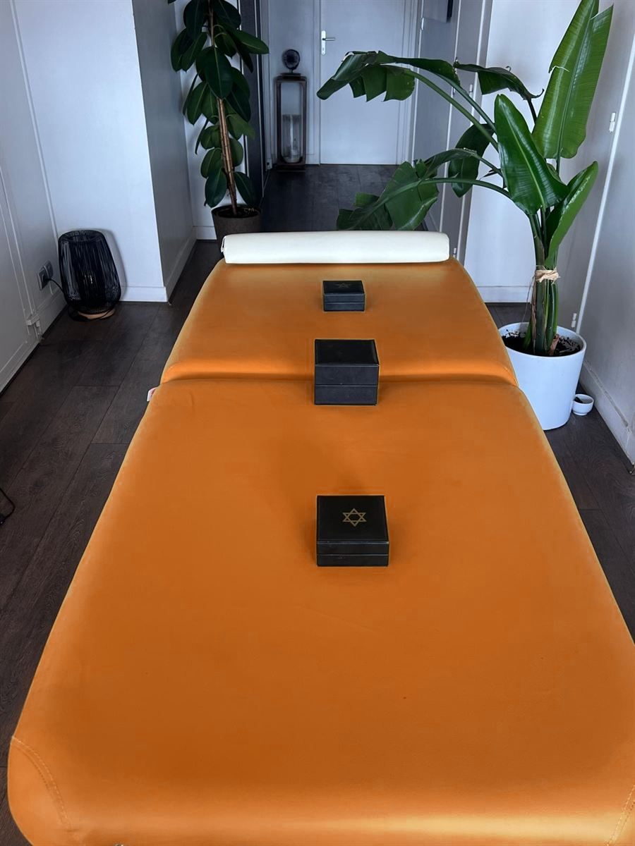 L'espace de consultation de Sylvain à Paris 16e, avec sa table de soin et ses plantes